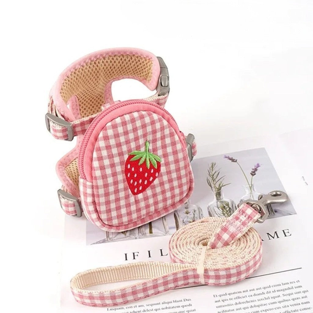 Harnais Esprit Chat rose à carreaux avec petit sac à dos motif fraise et laisse assortie pour chat ou petit chien