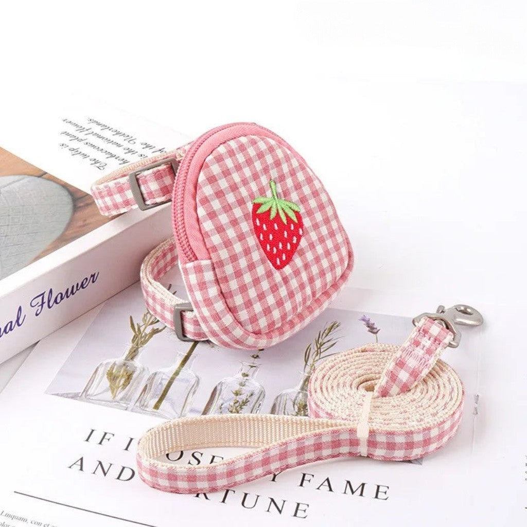 Harnais Esprit Chat rose à carreaux avec petit sac à dos motif fraise et laisse assortie pour chat ou petit chien