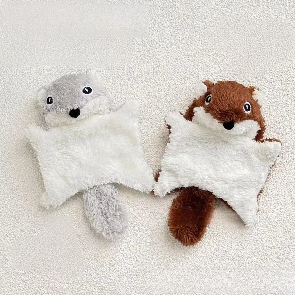 Esprit Chat jouet pour chat en peluche courte, gris et blanc ou brun et blanc, avec papier froissé et clochette.
