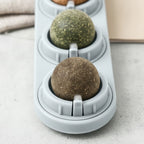 Jouet Esprit Chat rotatif avec boules d'herbe à chat pour le nettoyage des dents et le divertissement du félin.