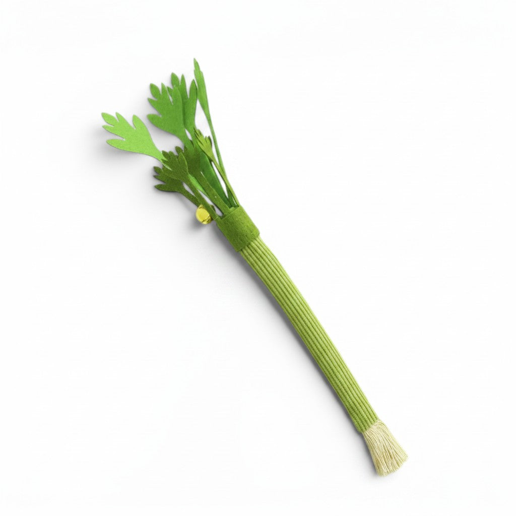 Jouet à mâcher Esprit Chat en forme de céleri en feutrine verte avec une petite clochette pour stimuler votre chat.