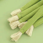 Jouet à mâcher pour chat Esprit Chat en feutre vert texturé avec des pompons en corde beige, 27x7.5cm
