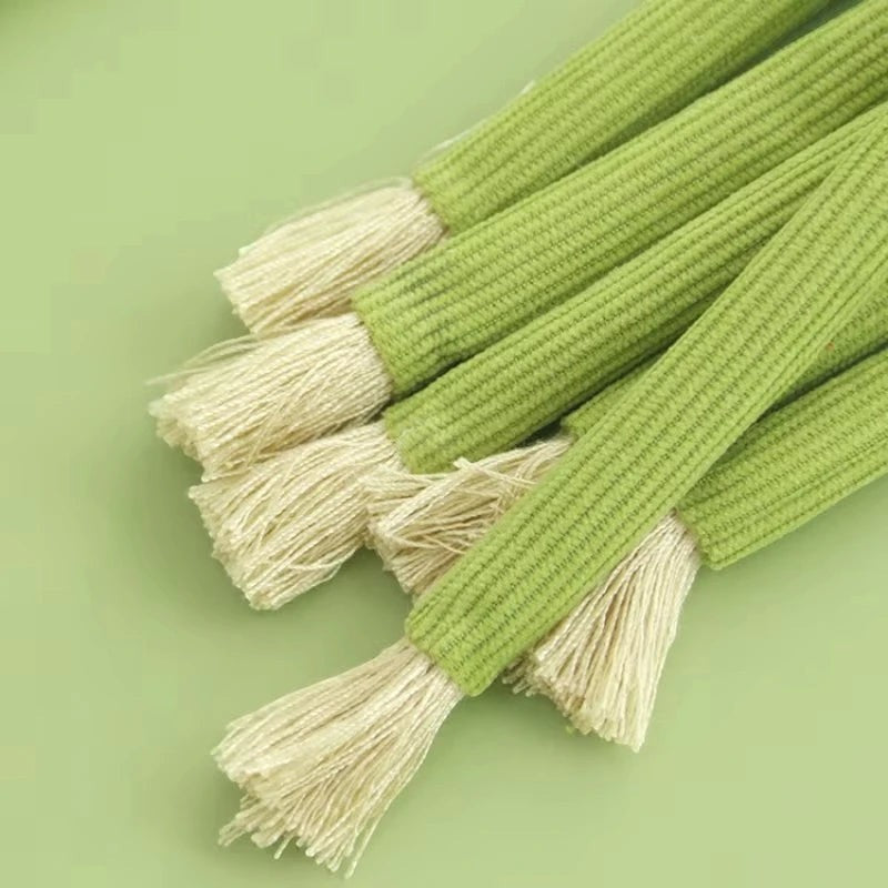 Jouet à mâcher pour chat Esprit Chat en feutre vert texturé avec des pompons en corde beige, 27x7.5cm