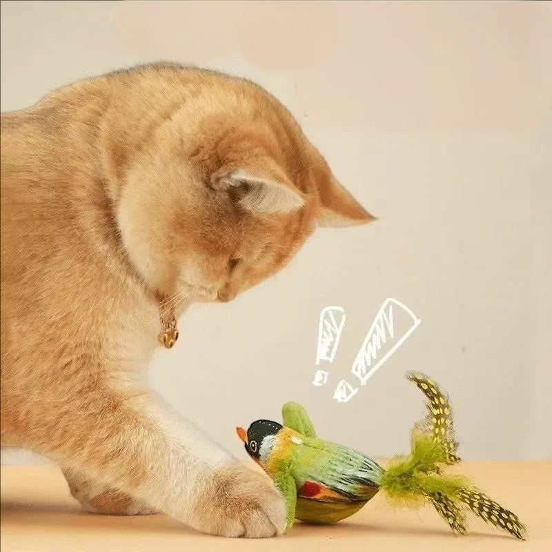 Chat roux jouant avec un oiseau interactif Esprit Chat en peluche et plumes émettant des sons réalistes au toucher