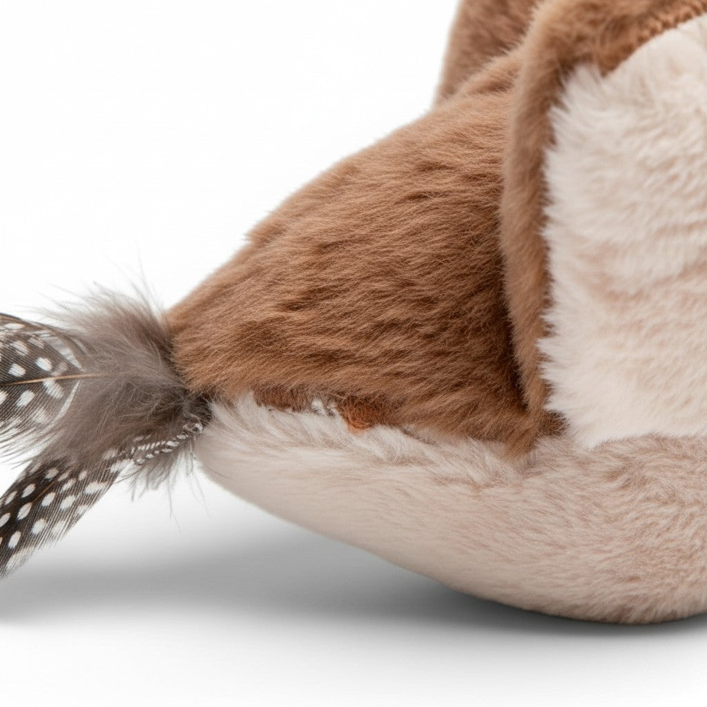 Gros plan sur un jouet interactif Esprit Chat en peluche douce marron et beige avec des plumes décoratives