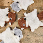 Jouets pour chats Esprit Chat en peluche courte, en forme d'écureuil volant, avec papier froissé et clochette, disponibles en gris, blanc et marron.