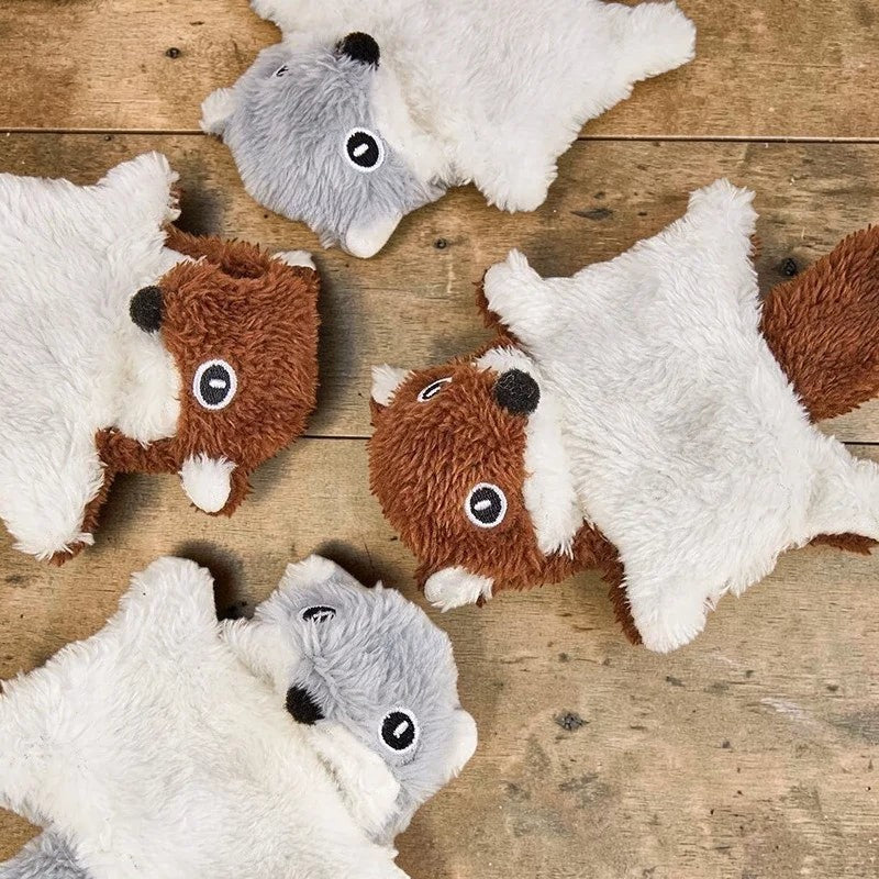 Jouets pour chats Esprit Chat en peluche courte, en forme d'écureuil volant, avec papier froissé et clochette, disponibles en gris, blanc et marron.