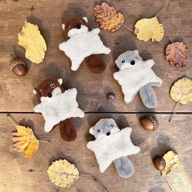 Esprit Chat jouet peluche en forme d'écureuil volant, peluche courte, marron et blanc ou gris et blanc, avec papier froissé et clochette.