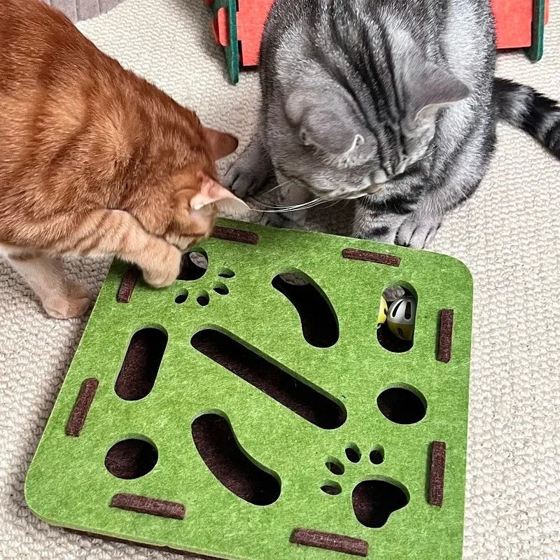 Jouet puzzle interactif en feutre vert Esprit Chat avec des trous pour stimuler les chats qui jouent avec une balle