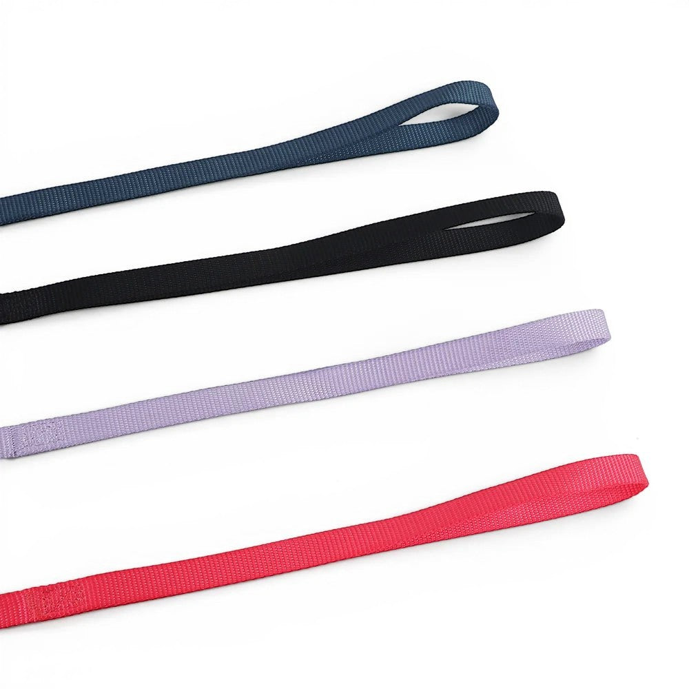 Laisse courte pour chat Esprit Chat en nylon disponible en quatre couleurs vives avec boucle de poignée pratique
