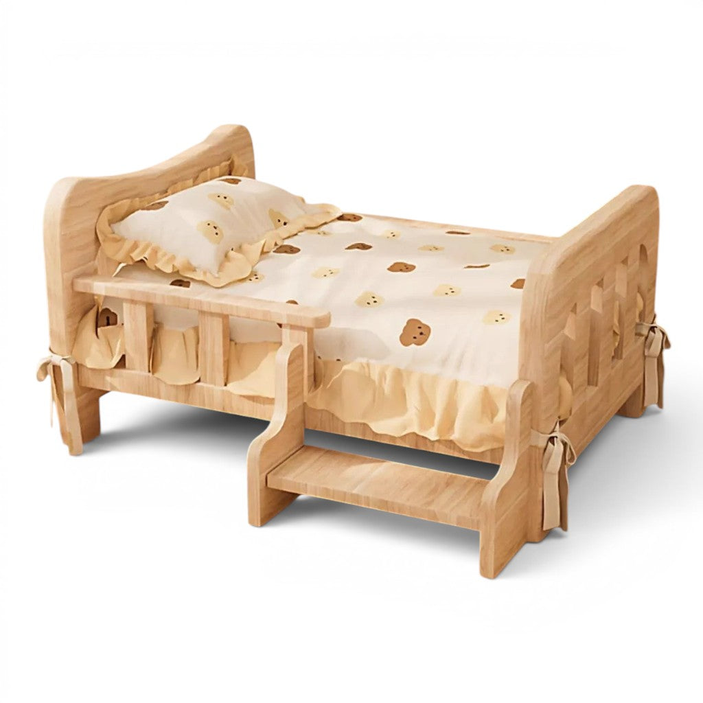 Lit pour chat Esprit Chat en bois naturel avec escalier, oreiller et couette à motifs ours sur fond blanc