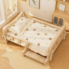 Lit pour chat Esprit Chat en bois naturel avec literie crème à motifs d'oursons et petit escalier intégré