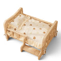 Lit pour chat Esprit Chat en bois naturel avec literie beige à motifs d'oursons et petit escalier intégré