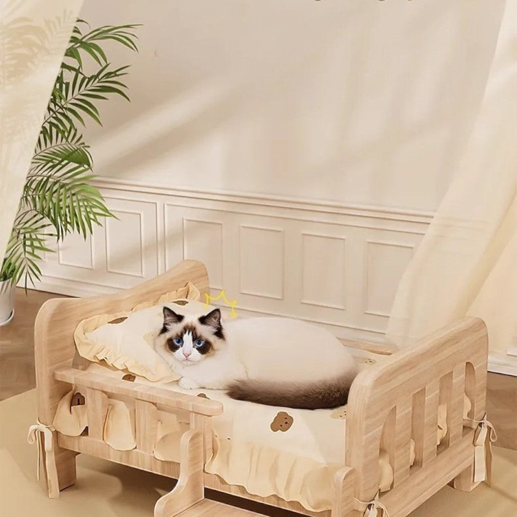Lit pour chat Esprit Chat en bois naturel avec literie beige à motifs d'ours pour un confort élégant