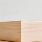 Gros plan sur la structure en bois clair du lit pour chat Esprit Chat aux finitions épurées