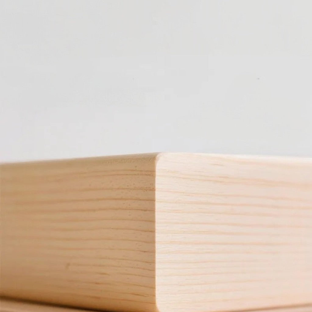 Gros plan sur la structure en bois clair du lit pour chat Esprit Chat aux finitions épurées