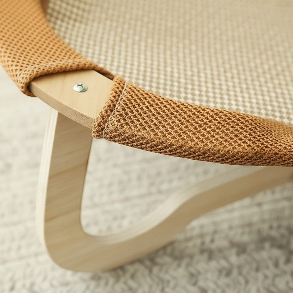 Lit rafraichissant pour chat Esprit Chat avec structure en bois clair et maille respirante beige
