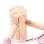Détail de la structure en bois naturel du lit en hauteur pour chat Esprit Chat avec toile à motifs