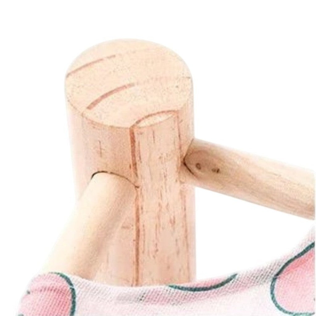 Détail de la structure en bois naturel du lit en hauteur pour chat Esprit Chat avec toile à motifs