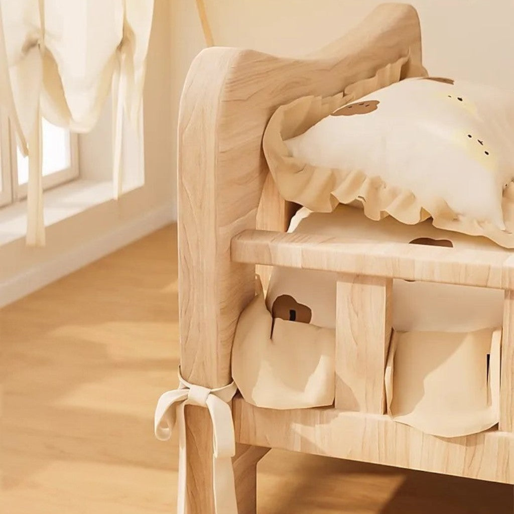 Lit pour chat Esprit Chat en bois naturel avec coussin beige à motifs et finitions à volants dans une chambre