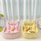 Lits Esprit Chat douillets pour chat en tissu à carreaux rose et jaune avec jupe en tulle et jouets carotte