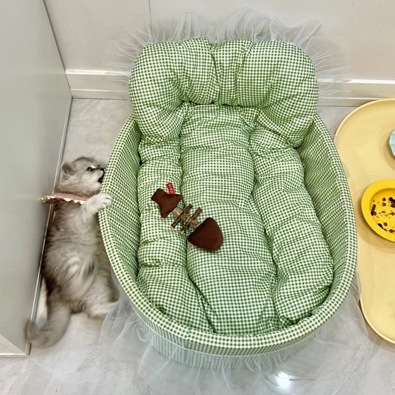 Lit douillet Esprit Chat pour chat avec motif vichy vert, bords surélevés, jupe en tulle et coussin confortable.