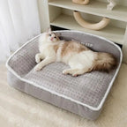 Lit douillet Esprit Chat en velours côtelé gris avec un chat Ragdoll allongé confortablement