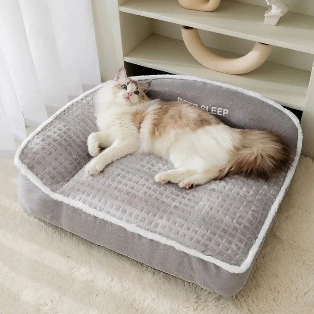 Lit douillet Esprit Chat en velours côtelé gris avec un chat Ragdoll allongé confortablement