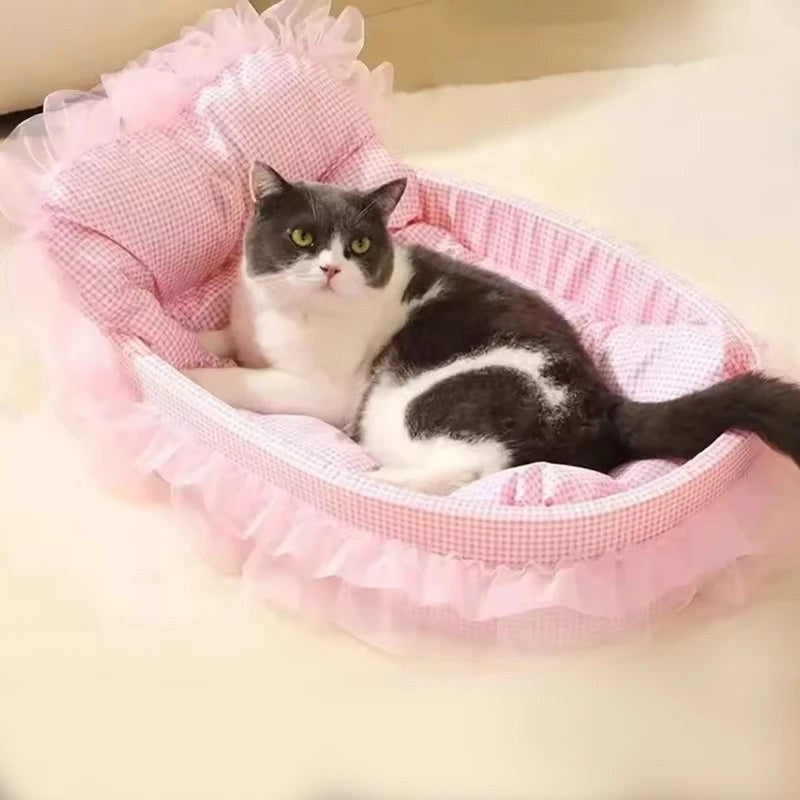 Chat gris et blanc allongé dans un lit douillet Esprit Chat rose à carreaux avec jupe en tulle style princesse