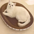 Chat blanc allongé sur un lit griffoir ovale en carton ondulé Esprit Chat, idéal pour faire ses griffes et se reposer