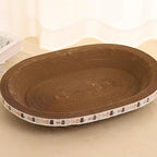 Lit griffoir ovale Esprit Chat en carton ondulé marron avec bordure décorée de motifs de petits chats mignons.