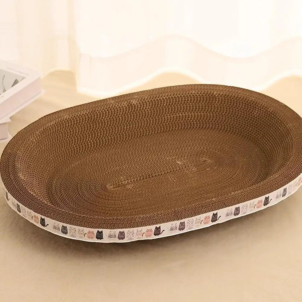 Lit griffoir ovale Esprit Chat en carton ondulé marron avec bordure décorée de motifs de petits chats mignons.