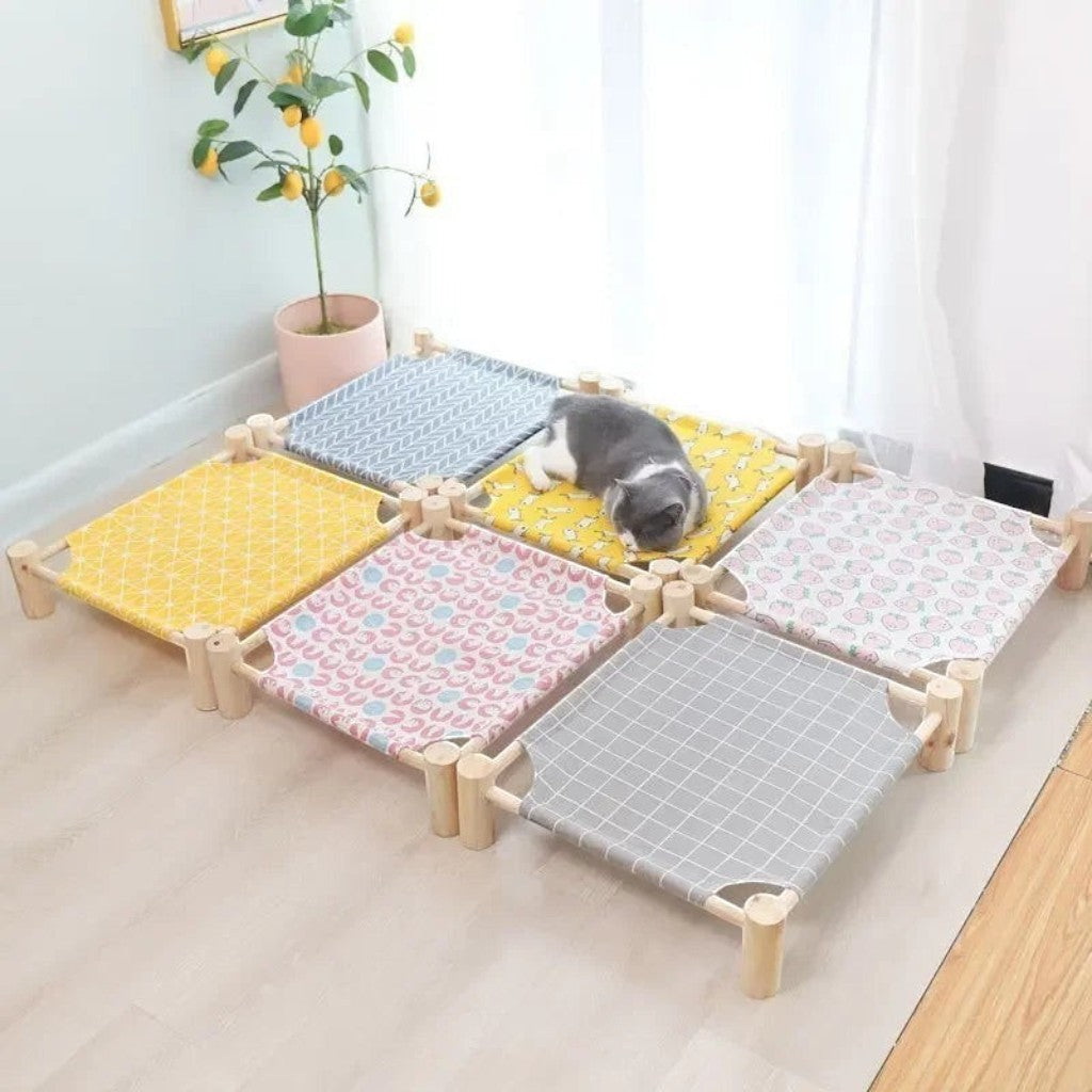 Lit en hauteur Esprit Chat avec cadre en bois et hamac en toile colorée pour le confort de votre chat