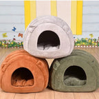 Trois lits Esprit Chat en velours côtelé pour chat, disponibles en gris, orange et vert, forme igloo douillette.