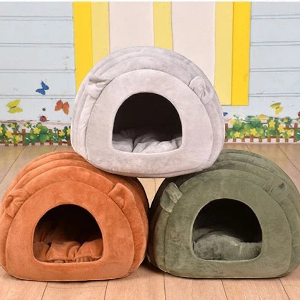 Trois lits Esprit Chat en velours côtelé pour chat, disponibles en gris, orange et vert, forme igloo douillette.