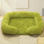 Lit pour chat Esprit Chat en peluche vert olive, doux et confortable avec rebords surélevés pour un sommeil apaisant.