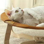 Chat blanc allongé sur un lit rafraîchissant Esprit Chat en bois avec un hamac en maille respirante couleur ocre