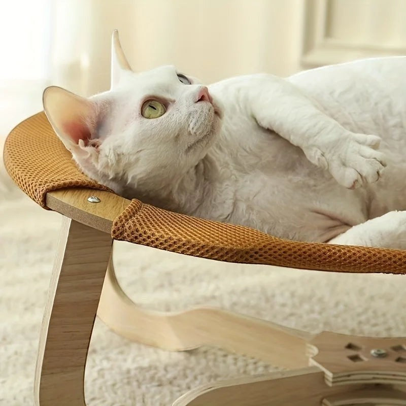 Chat blanc allongé sur un lit rafraîchissant Esprit Chat en bois avec un hamac en maille respirante couleur ocre