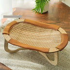 Lit rafraîchissant Esprit Chat en bois avec surface en rotin tressé et bords en tissu marron pour chat