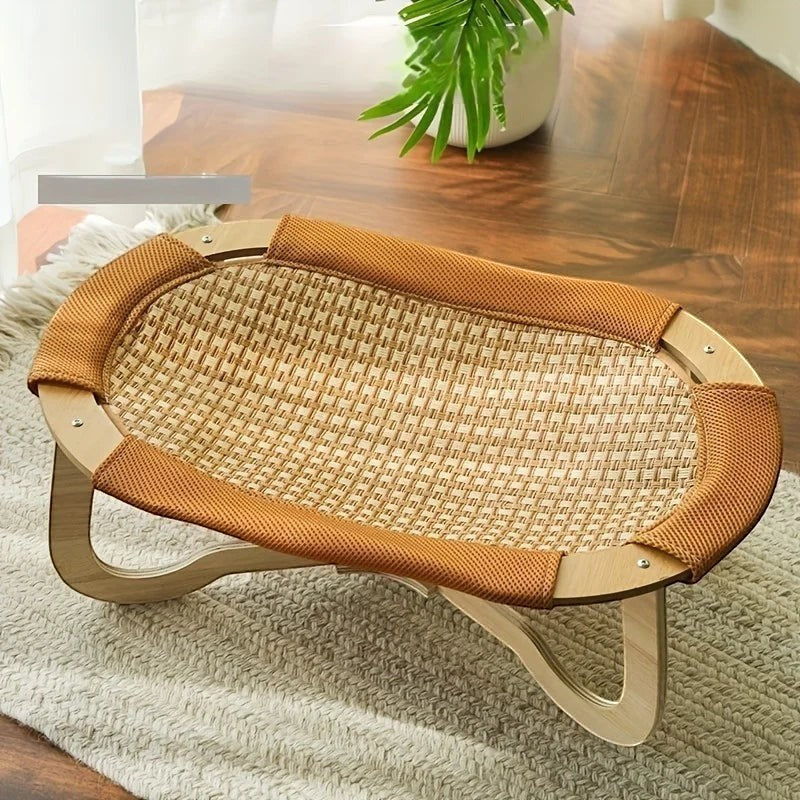 Lit rafraîchissant Esprit Chat en bois avec surface en rotin tressé et bords en tissu marron pour chat