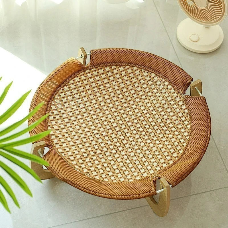 Lit rafraîchissant Esprit Chat en bois et rotin tressé pour chat, design surélevé et respirant