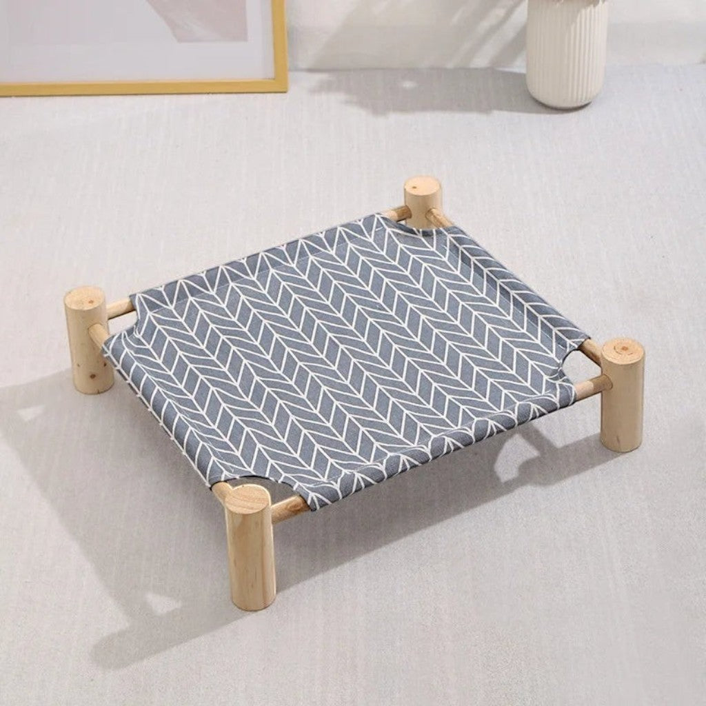 Lit surélevé pour chat Esprit Chat avec cadre en bois naturel et toile grise à motifs chevrons respirante