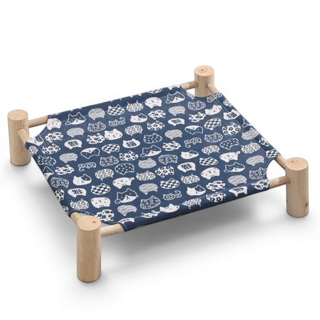 Lit en hauteur pour chat Esprit Chat avec cadre en bois naturel et toile bleue à motifs de têtes de chats