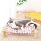Lit surélevé pour chat Esprit Chat avec cadre en bois et hamac en toile rose à motifs, idéal pour le confort
