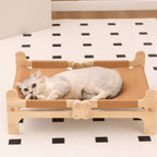 Lit pour chat Esprit Chat surélevé en bois clair avec couchage en tissu technique beige pour un confort optimal