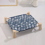 Lit surélevé Esprit Chat avec cadre en bois naturel et toile bleue à motifs de petits chats blancs