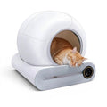 Litière pour chat Esprit Chat, blanche, fermée, automatique, avec un chat roux endormi.