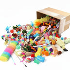 Grand lot de jouets variés pour chat Esprit Chat incluant balles, plumes, peluches et ressorts colorés en carton.