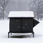 Maison Esprit Chat pour extérieur en tissu Oxford imperméable et isolant, installée sous la neige en hiver.