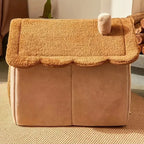 Maison pour chat Esprit Chat en fibre douce et respirante, design en forme de petite maison beige avec toit texturé.